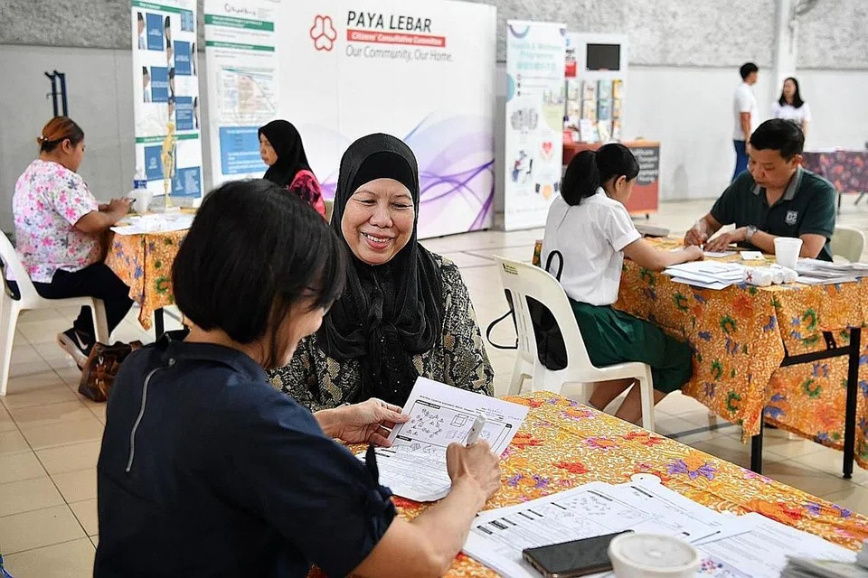 TINGKAT KESIHATAN: Para penduduk menjalani ujian penilaian kognitif Montreal (MOCA) untuk demensia di Kelab Masyarakat Kovan Paya Lebar, iaitu sebahagian program Kesihatan dan Kesejahteraan yang diadakan di Kovan Hub semalam. - Foto BH oleh CHONG JUN LIANG