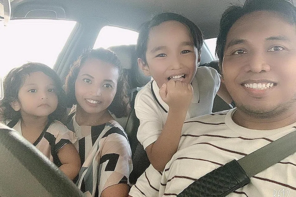 MASA BERHARGA UNTUK KELUARGA: Encik Saidi berkata tugas baru membolehkannya meluangkan lebih banyak masa bersama isteri dan dua anaknya (gambar atas). - Foto SAIDI ADNAN