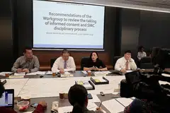 BENTANGKAN SARANAN: Cik Kuah (dua dari kanan) bersama anggota lain kumpulan kerja itu, menerangkan kepada pihak media tentang semakan pengambilan izin maklum (informed consent) dan proses disiplin SMC digubal tahun depan. - Foto BH oleh KELVIN CHNG