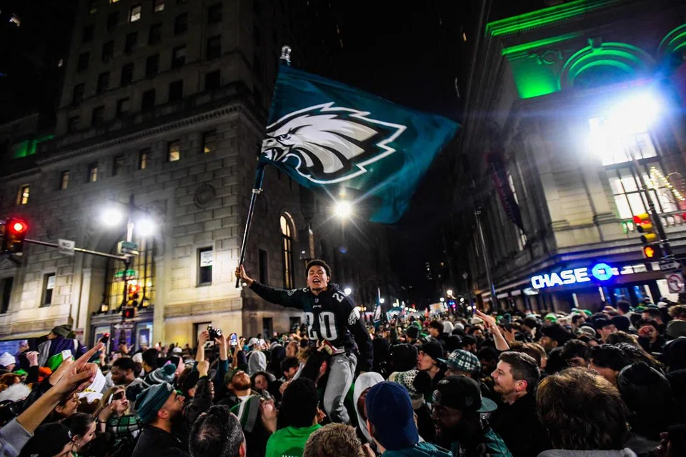 Penyokong Philadelphia Eagles meraikan kejayaan pasukan mereka memenangi ‘Super Bowl’ buat kali pertama sejak 2018.
