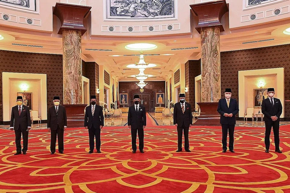 ADAKAN MESYUARAT KHAS: Yang di-Pertuan Agong Malaysia (tengah) bersama Raja-Raja Melayu lain mengadakan satu perbincangan khas di Istana Negara semalam. - Foto ISTANA NEGARA MALAYSIA/AFP