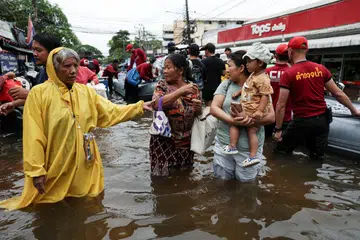 Penduduk meredah kawasan dinaiki air di Bangkok, Thailand, pada 28 September 2026. Sekurang-kurangnya lapan orang maut akibat banjir di Thailand, manakala Bangkok diisytiharkan sebagai kawasan bencana dan cuti khas dua hari diumumkan susulan hujan lebat.