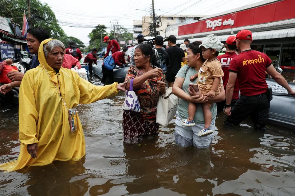 Penduduk meredah kawasan dinaiki air di Bangkok, Thailand, pada 28 September 2026. Sekurang-kurangnya lapan orang maut akibat banjir di Thailand, manakala Bangkok diisytiharkan sebagai kawasan bencana dan cuti khas dua hari diumumkan susulan hujan lebat.