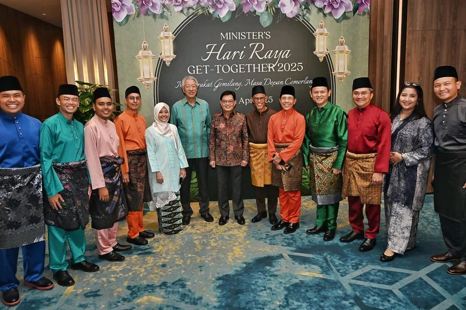 Timbalan Perdana Menteri (DPM), Encik Heng Swee Keat (tengah) dan Menteri Kanan, Encik Teo Chee Hean (enam dari kiri) hadir bagi Perjumpaan Hari Raya Menteri 2025 di Hotel Pan Pacific bersama menteri dan Anggota Parlimen (AP) yang terdiri daripada (dari kiri) AP GRC Pasir-Ris Punggol, Encik Sharael Taha; AP GRC Jalan Besar, Dr Wan Rizal Wan Zakariah; AP GRC Chua Chu Kang, Encik Zhulkarnain Abdul Rahim; Menteri Negara (Ehwal Dalam Negeri merangkap Pembangunan Negara), Profesor Madya Dr Muhammad Faishal Ibrahim; Menteri Negara (Penerangan dan Pembangunan Digital merangkap Kesihatan), Cik Rahayu Mahzam; Menteri Bertanggungjawab bagi Ehwal Masyarakat Islam, Encik Masagos Zulkifli Masagos Mohamad; Menteri di Pejabat Perdana Menteri yang juga Menteri Kedua (Pendidikan merangkap Ehwal Luar), Dr Mohamad Maliki Osman; Menteri Negara Kanan (Pertahanan merangkap Tenaga Manusia), Encik Zaqy Mohamad; AP GRC Bishan-Toa Payoh, Encik Saktiandi Supaat; dan AP GRC Ang Mo Kio, Cik Nadia Samdin; AP GRC Marine Parade, Encik Mohd Fahmi Aliman.