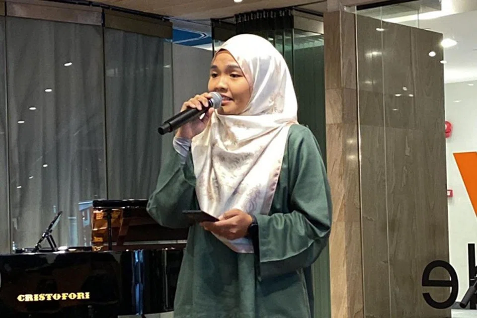 SAHABAT SASTERA: Anis Qurratu’aini daripada Majlis Bahasa Melayu Singapura membaca puisi di acara ‘Sepetang Meraikan Warisan’.