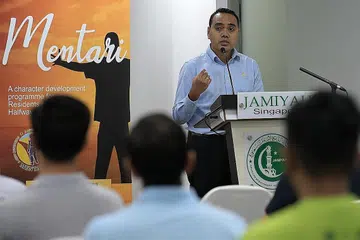 PENTING PROGRAM BIMBING PESALAH: Encik Zhulkarnain Abdul Rahim memberi ucapan kepada hadirin termasuk penghuni Darul Islah ketika melancarkan program Mentari pada 13 Mac lalu. - Foto BH oleh NG SOR LUAN