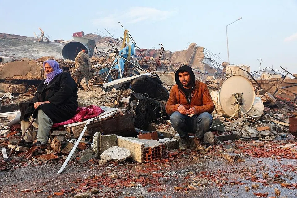 HILANG TEMPAT TINGGAL: Beberapa mangsa hanya dapat duduk berdekatan runtuhan bangunan tempat tinggal mereka selepas berlaku gempa bumi.