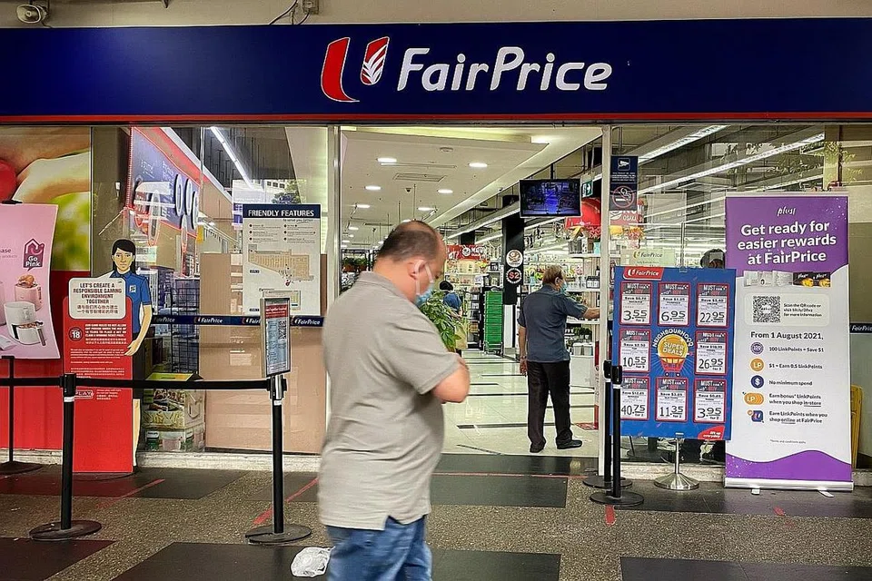 UJIAN SWAB KHUSUS: Ujian swab khas dijalankan untuk semua kakitangan di pasar raya FairPrice di 166 Bukit Merah Central. Orang ramai yang mengunjungi FairPrice antara 3 dan 21 Jun juga boleh diuji secara percuma. - Foto BH oleh CHONG JUN LIANG.