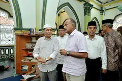 TINJAU MASJID: Encik Shanmugam (dua dari kiri) bersama (dari kiri), Encik Jaleel, Encik Paiman (belakang), Encik Abdul Razak serta Encik Zainul Abidin Rasheed semasa meninjau Masjid Abdul Gaffoor yang berusia 110 tahun dan kini dibaik pulih, sebelum menyertai iftar di masjid itu semalam. - Foto M.O SALLEH