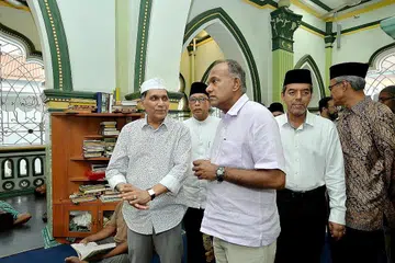 TINJAU MASJID: Encik Shanmugam (dua dari kiri) bersama (dari kiri), Encik Jaleel, Encik Paiman (belakang), Encik Abdul Razak serta Encik Zainul Abidin Rasheed semasa meninjau Masjid Abdul Gaffoor yang berusia 110 tahun dan kini dibaik pulih, sebelum menyertai iftar di masjid itu semalam. - Foto M.O SALLEH