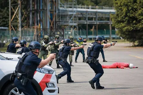 LATIHAN BANTERAS KEGANASAN: Sekumpulan pengganas yang radikal sendiri dan bersenjata parang telah menanam bom buatan sendiri (IED) pada sebuah tangki minyak besar di Pulau Jurong. Tidak lama selepas itu, letupan daripada IED itu menyebabkan kebakaran pada dua tangki minyak tersebut. Gas klorin toksik membanjiri udara apabila saluran paip pecah akibat letupan itu. Pegawai daripada pelbagai agensi, termasuk Pasukan Pertahanan Awam Singapura (SCDF), Pasukan Polis Singapura (SPF) dan Pasukan Polis Singapura (SAF), akhirnya menahan pengganas dan meredakan keadaan. Kejadian itu merupakan satu senario dalam Exercise Northstar edisi ke-11, satu latihan menangani keganasan pada Rabu. Perdana Menteri, Encik Lee Hsien Loong, yang menyaksikan latihan itu, berkata Singapura perlu bekerjasama antara satu sama lain supaya "kita boleh bersiap sedia untuk menangani pelbagai ancaman keganasan". Beliau menambah bahawa ancaman keganasan bukan hanya berkenaan orang yang tercedera atau bangunan yang diletupkan atau diserang, tetapi ia adalah keretakan dalam masyarakat kita dan itu mengambil masa yang sangat lama untuk pulih. - Foto ST
