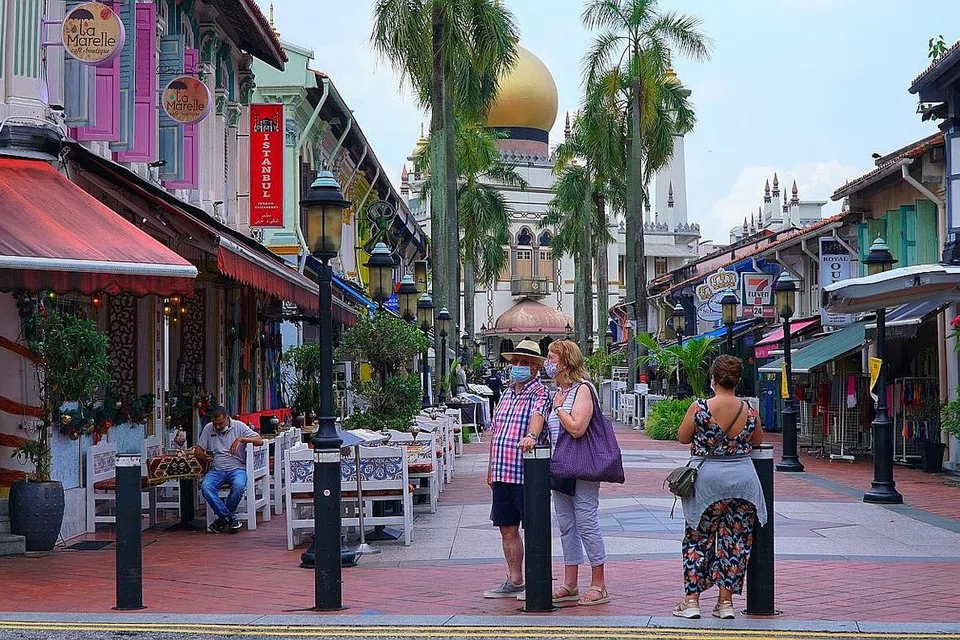PASTIKAN TERUS MERIAH: Pemerintah akan bekerjasama dengan orang awam dan pihak berkepentingan untuk memastikan kawasan Kampong Gelam terus meriah, serta budaya dan warisannya dikekalkan, kata Dr Faishal semalam. - Foto fail