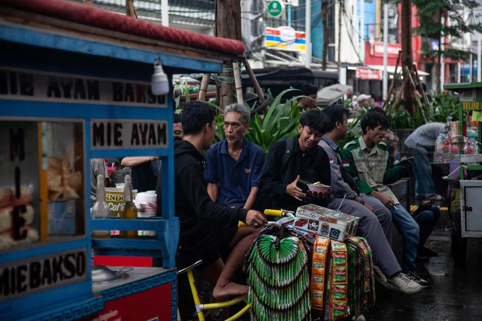 Dalam kalangan anak muda di Indonesia kini, terdapat trend tanda pagar #KaburAjaDulu yang semakin popular di media sosial. Ia dilihat sebagai satu gelombang yang mencerminkan hasrat anak muda untuk berhijrah ke luar negara bagi mencari peluang kehidupan yang lebih baik.