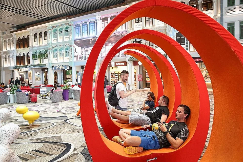 SENTUHAN KREATIF: Zon warisan yang bertemakan 'The Peranakan Love Story' serta sudut rehat (atas) mendapat sentuhan kreatif bagi keselesaan pelawat dan pengunjung ke T4.