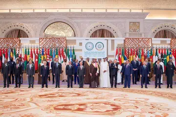 Putera Mahkota Arab Saudi Mohammed Salman (tengah), bergambar bersama para pemimpin negara anggota Pertubuhan Kerjasama Islam (OIC) dan Liga Arab semasa sidang Puncak Luar Biasa Negara Arab-Islam di Riyadh pada 11 November.