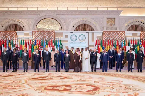 Putera Mahkota Arab Saudi Mohammed Salman (tengah), bergambar bersama para pemimpin negara anggota Pertubuhan Kerjasama Islam (OIC) dan Liga Arab semasa sidang Puncak Luar Biasa Negara Arab-Islam di Riyadh pada 11 November.