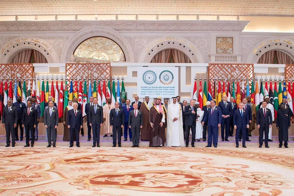 Putera Mahkota Arab Saudi Mohammed Salman (tengah), bergambar bersama para pemimpin negara anggota Pertubuhan Kerjasama Islam (OIC) dan Liga Arab semasa sidang Puncak Luar Biasa Negara Arab-Islam di Riyadh pada 11 November.