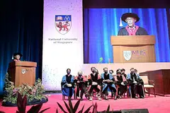 BERUCAP DI UPACARA KONVOKESYEN: Encik Masagos berkata Singapura mesti belajar pengajaran daripada tindak balas pandemiknya sambil kekal komited kepada visi memperjuangkan negara yang sihat, di mana warga dapat hidup dengan baik. - Foto NUS