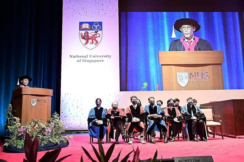 BERUCAP DI UPACARA KONVOKESYEN: Encik Masagos berkata Singapura mesti belajar pengajaran daripada tindak balas pandemiknya sambil kekal komited kepada visi memperjuangkan negara yang sihat, di mana warga dapat hidup dengan baik. - Foto NUS