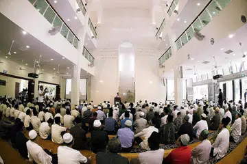 IBADAT TIDAK TERHAD DI MASJID: Niatkan semua amalan baik kita sebagai ibadat. Bangun pagi, bersiap-siap untuk pergi ke sekolah atau pejabat, bekerja keras untuk membantu keluarga hinggalah memasak, membasuh dan melipat kain untuk keluarga adalah ibadat. - Foto fail