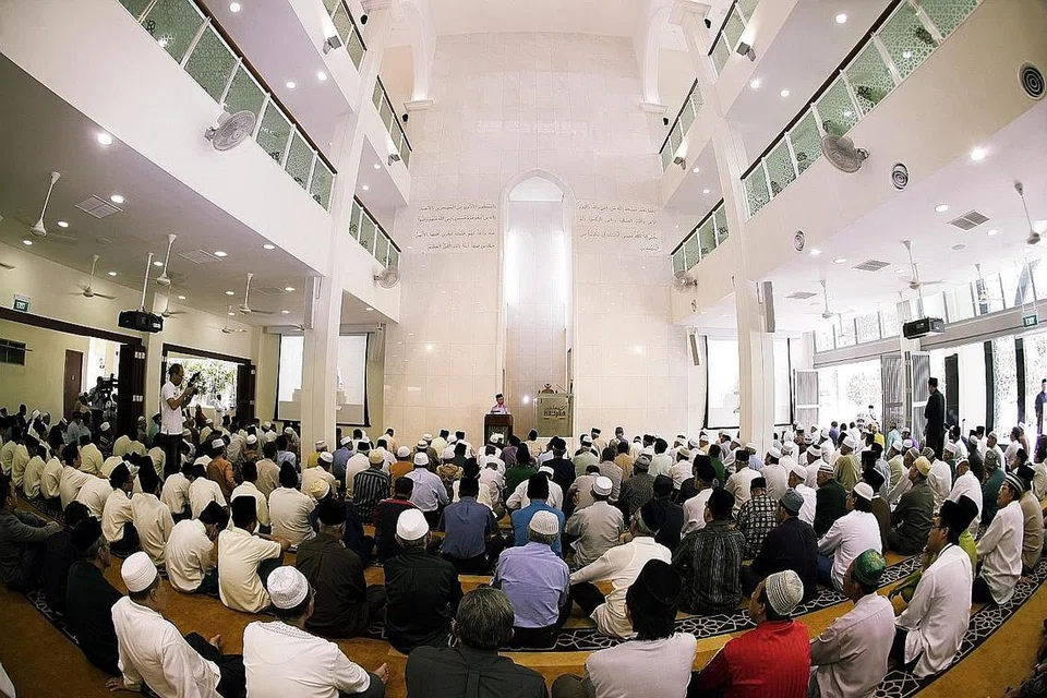 IBADAT TIDAK TERHAD DI MASJID: Niatkan semua amalan baik kita sebagai ibadat. Bangun pagi, bersiap-siap untuk pergi ke sekolah atau pejabat, bekerja keras untuk membantu keluarga hinggalah memasak, membasuh dan melipat kain untuk keluarga adalah ibadat. - Foto fail