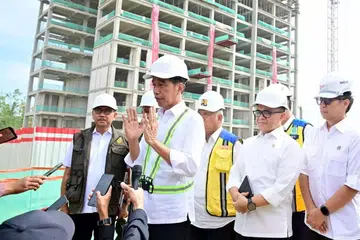 Presiden Joko ‘Jokowi’ Widodo merasmikan upacara galang terakhir diletak di atas struktur menara apartmen penjawat awam di Nusantara pada 1 Mac 2024. 