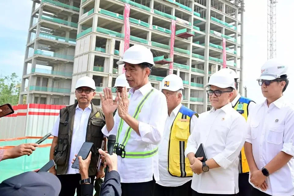 Presiden Joko ‘Jokowi’ Widodo merasmikan upacara galang terakhir diletak di atas struktur menara apartmen penjawat awam di Nusantara pada 1 Mac 2024. 