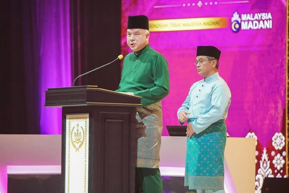 TEKANKAN PERPADUAN UMMAH: Sultan Perak, Sultan Nazrin Muizzuddin Shah, berkata elemen persamaan berupaya membina perpaduan ummah, ketika berucap pada pada Majlis Perasmian Penutupan dan Pengurniaan Hadiah Tilawah dan Menghafaz Al-Quran Peringkat Antarabangsa ke-63 di Pusat Dagangan Dunia (WTC) Kuala Lumpur pada Khamis.