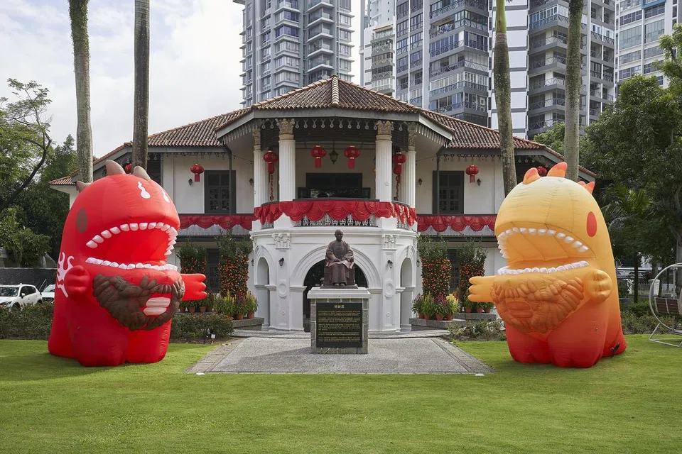 (Gambar atas) Dewan Peringatan Sun Yat Sen Nanyang dihias untuk menyambut Tahun Baru Cina. Hiasan utama di sana merupakan dua raksasa – campuran dinosaur dan naga – yang direka oleh artis tempatan, Ziqi. Pameran itu bertujuan melambangkan tuah, kejayaan dan kekuatan. Pameran itu diadakan dari 10 pagi hingga 7 malam sehingga 25 Februari.