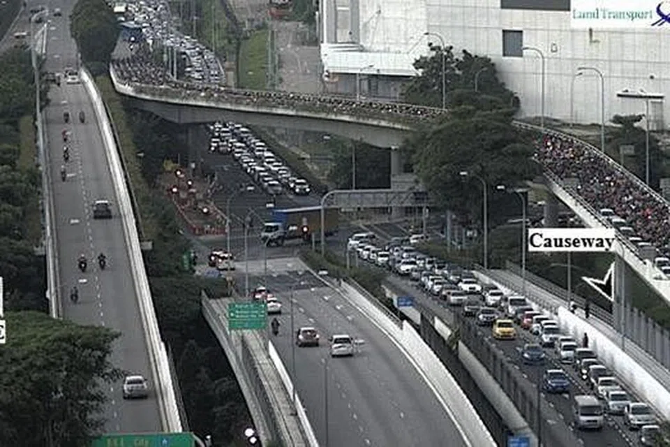 Keadaan trafik sebelum pusat pemeriksaan Woodlands . Foto-foto ONE MOTORING