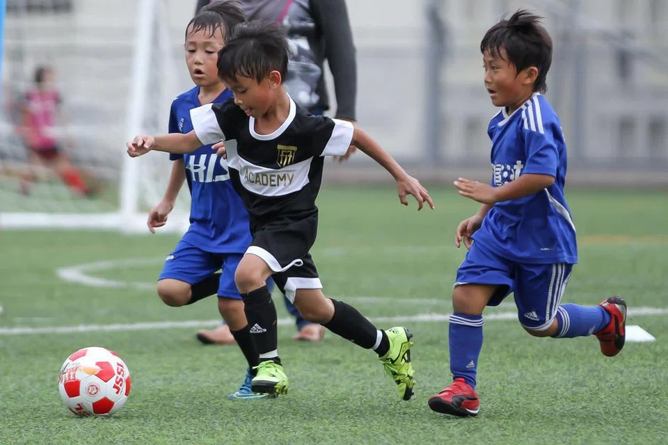 AKADEMI BOLA SEPAK: Aaryan (baju hitam) dihantar menyertai kegiatan anjuran akademi bola sepak oleh ibu bapanya sebagai langkah membangun keupayaan diri. - Foto HAIQAL TAHIR