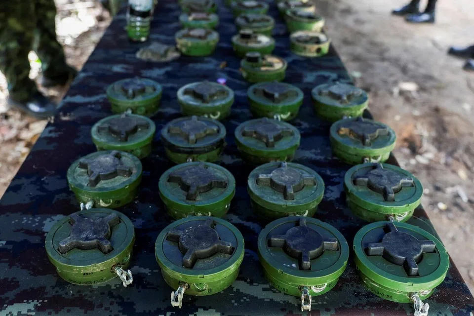 Periuk api jenis PMN-2 yang baru, seperti yang didakwa ditemui oleh anggota tentera Thai berhampiran sempadan yang dipertikai antara Thailand dan Kemboja, dipamerkan semasa lawatan pemeriksaan oleh diplomat dari 33 negara selepas gencatan senjata antara kedua-dua negara, di wilayah Sisaket, Thailand, 16 Ogos 2025.