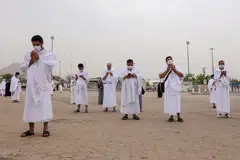 BERDOA DI ARAFAH: Para jemaah berdoa di padang Arafah. Mereka adalah antara 60,000 umat Islam yang berkumpul di padang Arafah atau Jabal Rahmah pada Hari Arafah semalam, yang merupakan kemuncak ibadah haji. - Foto REUTERS 