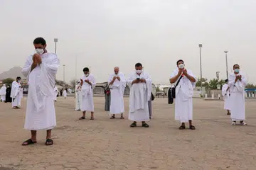 BERDOA DI ARAFAH: Para jemaah berdoa di padang Arafah. Mereka adalah antara 60,000 umat Islam yang berkumpul di padang Arafah atau Jabal Rahmah pada Hari Arafah semalam, yang merupakan kemuncak ibadah haji. - Foto REUTERS 