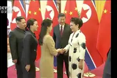 PERTEMUAN BERSEJARAH: Cik Ri Sol Ju (tengah), yang merupakan isteri pemimpin Korea Utara Encik Kim Jong Un (paling kiri), bersalaman dengan Cik Peng Liyuan, isteri Presiden China, Encik Xi Jinping (dua dari kanan) semasa pertemuan mereka di Beijing kelmarin. Encik Kim dan isteri mengadakan lawatan tidak rasmi empat hari yang berakhir semalam. - Foto REUTERS.