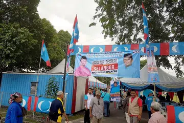 DEKATI RAKYAT: Majlis Minum Petang bersama lebih 200 penduduk Batu Caves yang dihadiri Menteri Besar Selangor, Datuk Seri Mohamed Azmin Ali dan calon kerusi DUN Sungai Tua, Encik Amirudin Shari, yang merupakan ahli DUN kawasan itu selama dua penggal. - Foto-foto BH oleh CHAIRUL FAHMY HUSSAINI