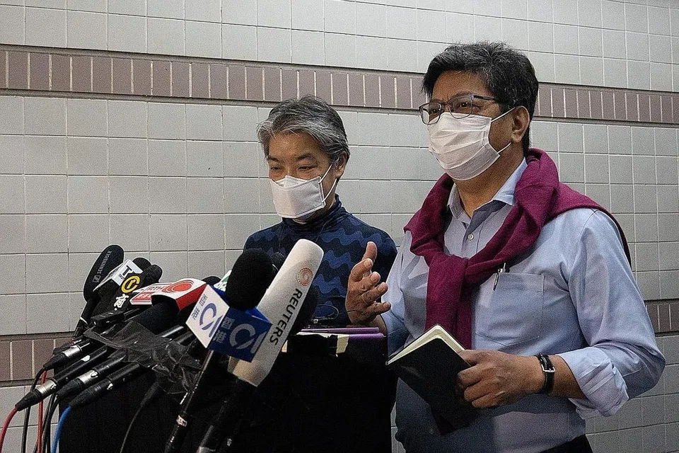 UMUM HENTI OPERASI: Ketua penulis di Citizen News, Encik Chris Yeung (kanan) dan ketua editor, Cik Daisy Li, mengumumkan penghentian operasi portal berita dalam talian itu dalam satu sidang media baru-baru ini. - Foto AFP