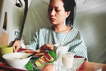 BEREHAT DI HOSPITAL: Zara Zya sedang makan di sebuah hospital pakar di Damansara, Petaling Jaya, setelah menjalani pembedahan membuang kelenjar di pipinya yang semakin membesar. - Foto INSTAGRAM ZARA ZYA