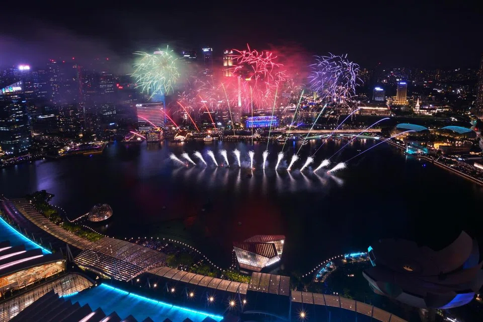 Bagi meraikan tahun baru dan kemerdekaan Singapura ke-60, rakyat Singapura boleh menyertai sambutan meriah di tempat seperti Marina Bay dan Clarke Quay, serta 17 lokasi di kawasan kejiranan pada 31 Disember.