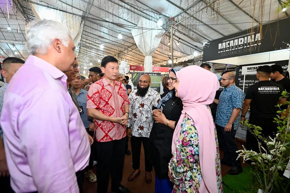 Encik Chee meluangkan masa berinteraksi dengan peniaga bazar, bertanyakan tentang perniagaan mereka di bazar Kampong Gelam 2026.