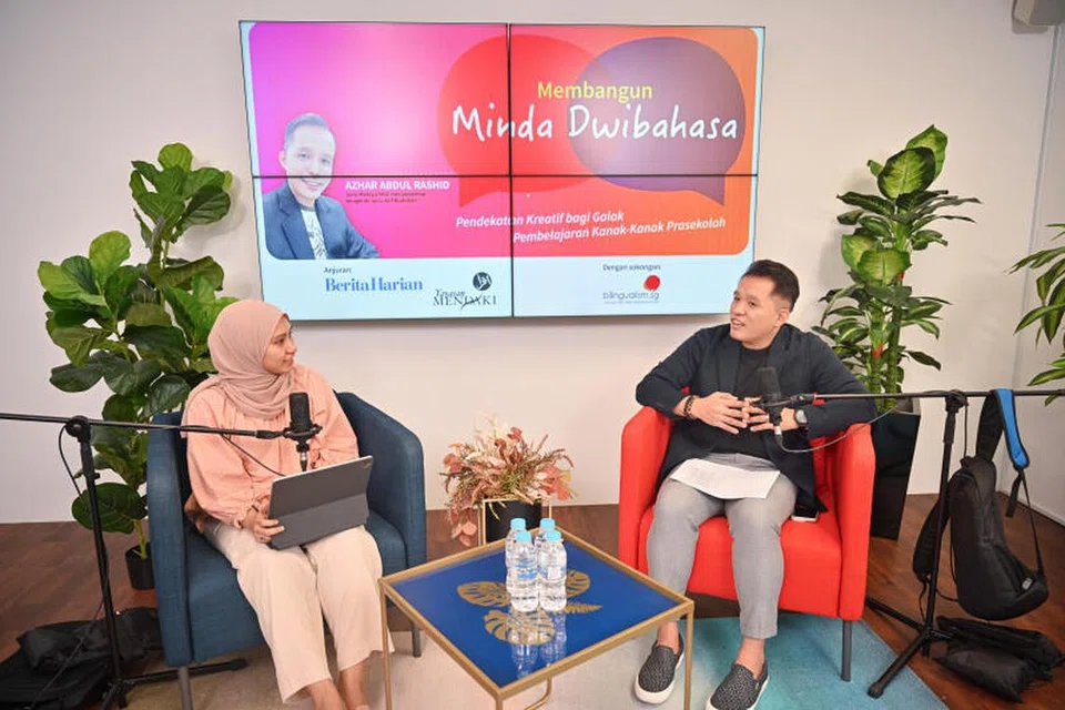 TERUSKAN USAHA: Guru bahasa Melayu, Encik Azhar Abdul Rashid, dan wartawan Berita Harian, Cik Nur Fathin Awalludin semasa satu webinar kedwibahasaan bertajuk ‘Membangun Minda Dwibahasa’ di Studio Berita Harian pada Jumaat. 