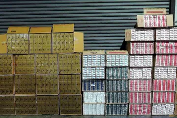 HASIL RAMPASAN: Inilah sebahagian daripada lebih 25,000 kotak rokok yang dirampas Kastam Singapura dalam dua operasi pada 17 dan 23 Januari lalu. - Foto KASTAM SINGAPURA