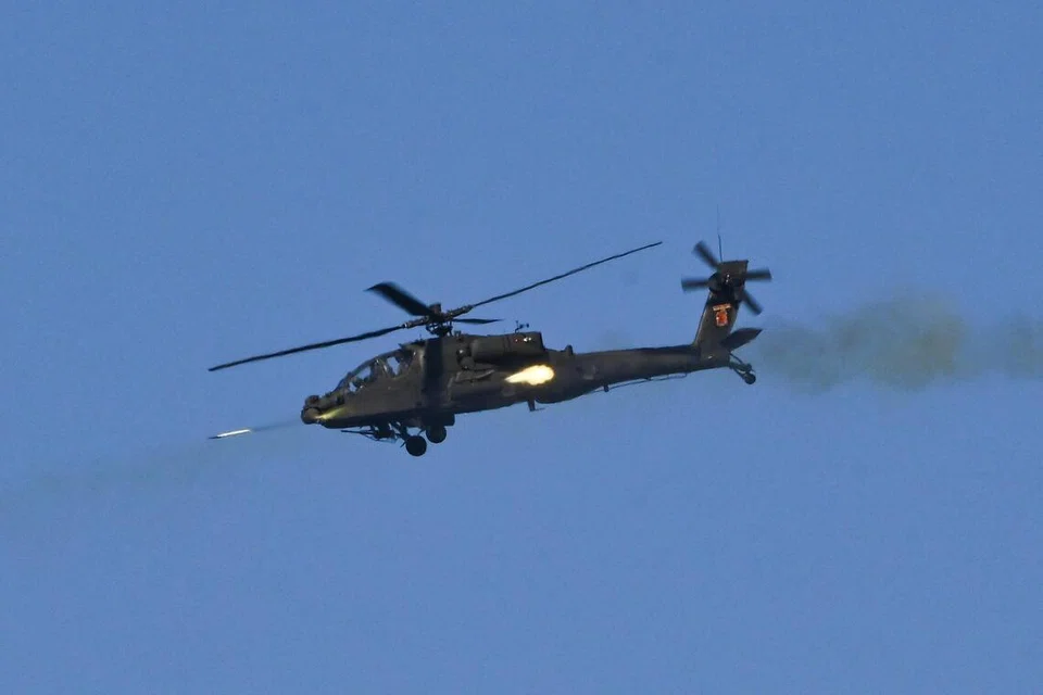 Helikopter Apache AH-64D menjalani latihan tembakan hidup semasa operasi darat-udara bersepadu menggunakan Sistem Tembakan Hidup Berperisai (ALFS), yang melibatkan kenderaan tempur infantri Bionix dan helikopter serang Apache AH-64D, di Kawasan Latihan Shoalwater Bay (SWBTA), Queensland, Australia, semasa Latihan Wallaby (XWB) pada 27 Oktober.