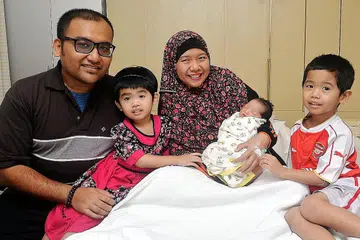 TARIKH ISTIMEWA: Ketiga-tiga anak Encik Muhammad Faisal dan isterinya Cik Wahida dilahirkan pada tarikh istimewa tanpa dirancang. Muhammad Zakir (kanan) dilahirkan pada 1 Januari 2012, Nur Jannah, dilahirkan pada cuti Hari Buruh 2013 dan anak bongsunya, Nur Hidayah, dilahirkan pada 1 Januari 2017. - Foto KHALID BABA
