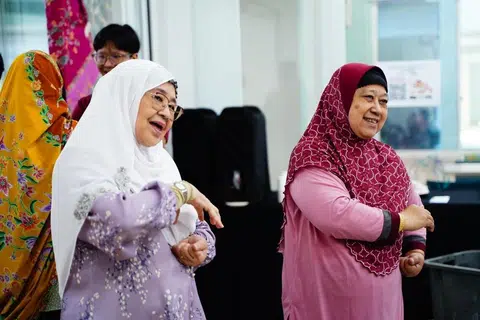 Cik Julia Ahmad (kiri) dan Cik Rahimah Othman mencuba pelbagai gerakan silat di acara ‘BeRiang BerKhayr’ pada 23 April di Pusat Penuaan Aktif NTUC Health di Bedok North.