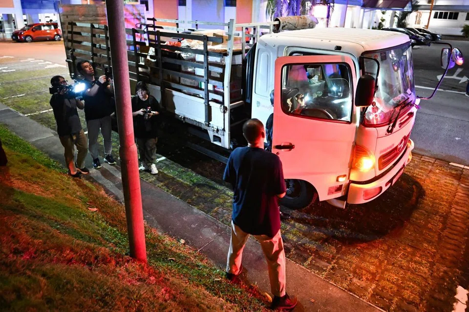 Seorang anggota Pasukan Operasi Khas Polis Trafik (TP) sedang memeriksa sama ada sebuah lori dilengkapi peranti pengehad kelajuan semasa operasi penguatkuasaan di Hougang pada 16 Januari.