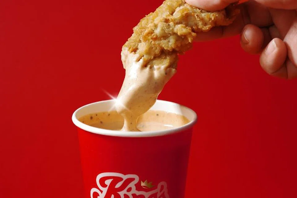 Kepingan ayam tanpa tulang, ‘chicken tenders’, yang diperap selama 24 jam dalam susu mentega dengan sos pencecah khas yang masin, berlemak dan pedas sedikit.