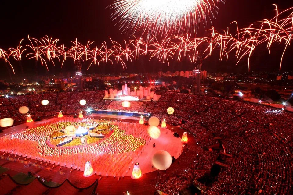Pertunjukan bunga api menerangi ruang udara Stadium Negara sebagai penutup tirai NDP 2006, edisi terakhir yang diadakan di stadium ikonik itu. Bermula tahun berikutnya, sambutan Hari Kebangsaan dipindahkan ke platform terapung The Float @ Marina Bay sementara Stadium Negara baharu dibina.