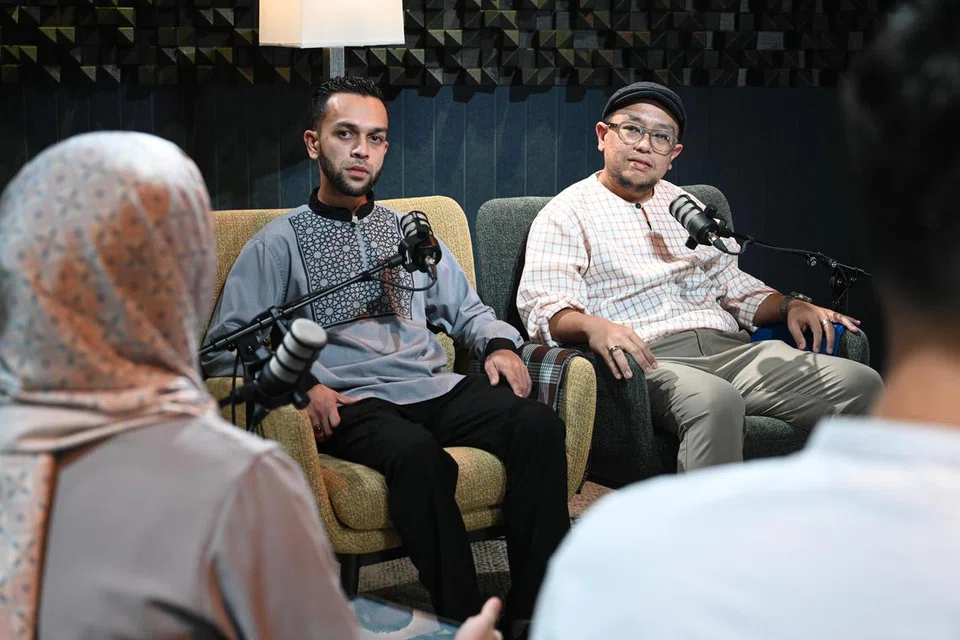 Encik Muhammad Hydil Jamil (kanan), pengerusi Qaryah Tampines Greenweaves dan Encik Muhammad Basyar Mohd Yusoff, pengerusi Qaryah 21 mengongsi pengalaman mereka mengendali kariah di Singapura dalam podcast NoTapis bersama hos yang juga penerbit podcast, Cik Natasha Mustafa (kiri, belakangkan kamera).