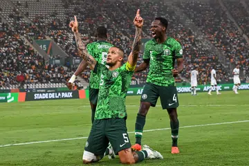 Pemain pertahanan dan kapten Nigeria, William Troost-Ekong (tengah), meraikan jaringan penalti beliau yang meletakkan Nigeria di depan menentang Afrika Selatan dalam perlawanan separuh akhir Piala Negara Afrika. Perlawanan itu berakhir 1-1, dan Nigeria menewaskan Afrika Selatan melalui sepakan penalti 4-2.